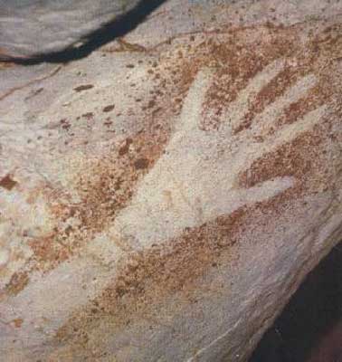 Одно из 46 изображений руки человека, которому насчитывается около 27000 лет. Все они были выполнены с помощью трафарета руки, наложенного на стенку камня, а затем на него была нанесена красная глина.