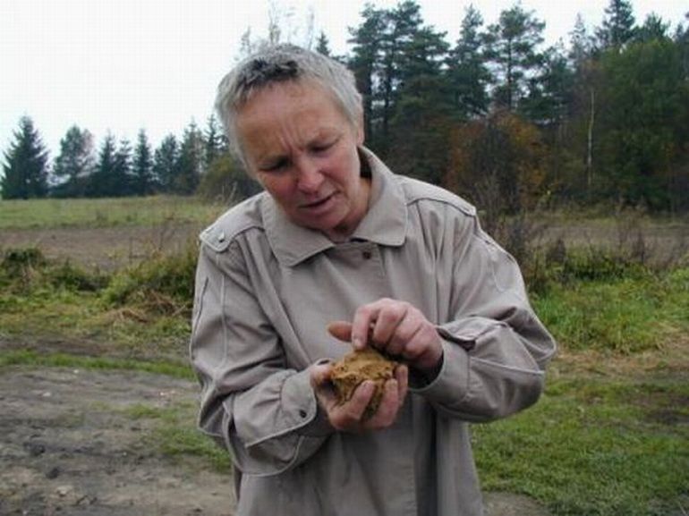  Жительница деревни Гомаляй Тельшяйского района Станислава Монствилене питается песком.