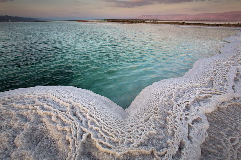 Мертвое море (Dead sea) называют еще и Соленым.