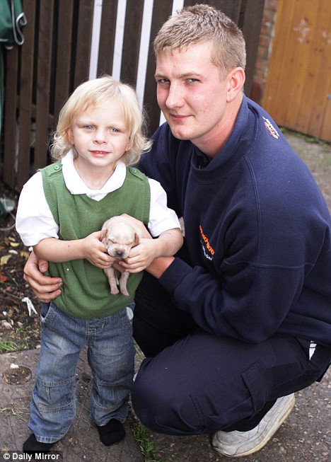 4-летний Daniel Blair, изображенный с инженером Dyno-Rod и Dyno щенок, случайно смытый в унитаз, после попытки помыть его.
