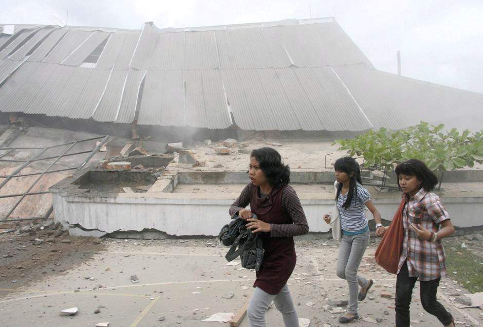 Студенты рядом с рухнувшим зданием университета после землетрясения в Паданге, на острове Суматра в Индонезии. На территории Западной Суматры нет известных курортов. Это в первую очередь ключевой для Индонезии промышленный район.