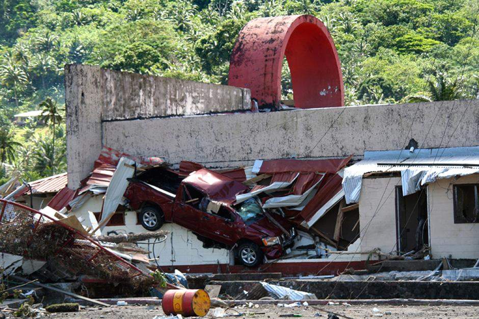 Последствия цунами и землетрясения магнитудой 8,3 балла, произошедших ранним утром в Паго-Паго, на Американском Самоа.