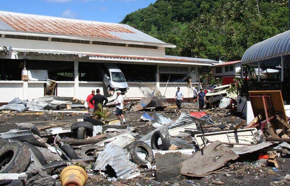 После того, как цунами, вызванное мощным землетрясением на островах Самоа, прокатилось по прибрежным районам, вызвав разрушения и гибель людей, президент США Барак Обама признал Американское Самоа "зоной стихийного бедствия". Снимок сделан в Паго-Паго, на Американском Самоа.