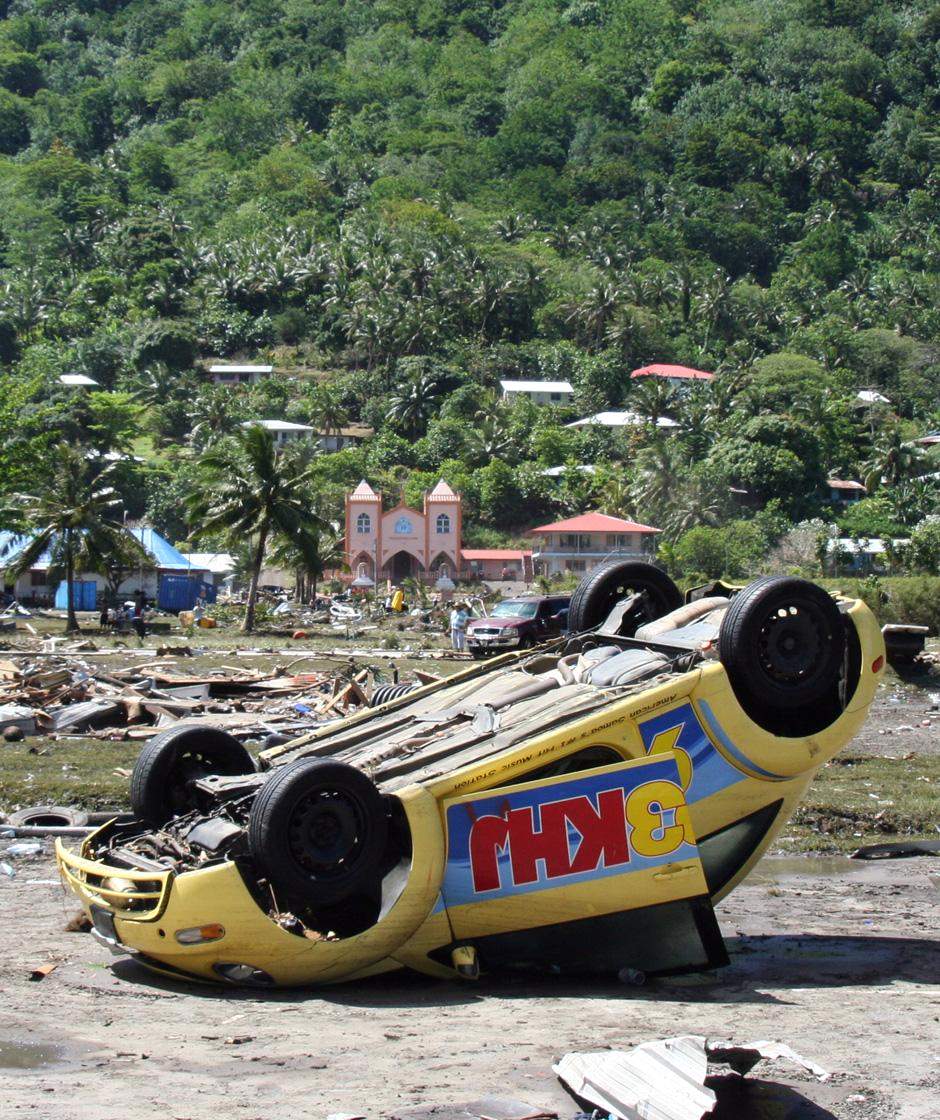 Разрушительная стихия, обрушившаяся на тихоокеанские острова Самоа во вторник и среду, напомнила миру о другой трагедии, произошедшей в конце декабря 2004 года. Снимок сделан в Паго-Паго, на Американском Самоа.