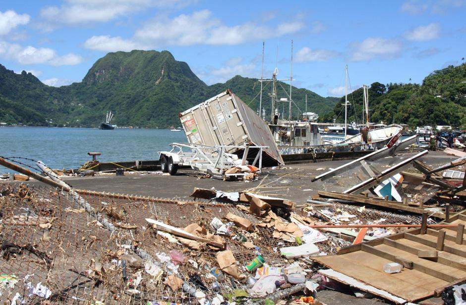 ООН обязалась направить миссию по чрезвычайным ситуациям в Западное Самоа для оценки ущерба. Снимок сделан в Паго-Паго, на Американском Самоа.
