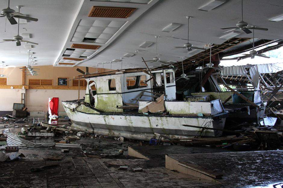 Выброшенная из воды лодка лежит  внутри здания в Паго-Паго, на Американском Самоа. Сильнейшее  землетрясение стало причиной гигантских волн цунами, которые обрушились на острова Самоа, унеся жизни по меньшей мере 75 человек.