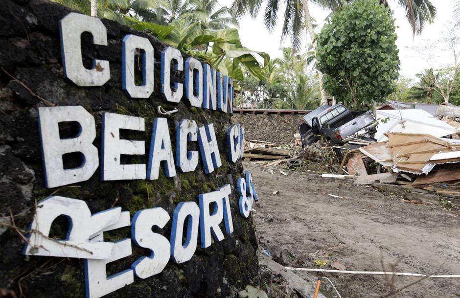Пикап на дереве у входа в курортный комплекс «Coconut Resort», уничтоженный цунами. 