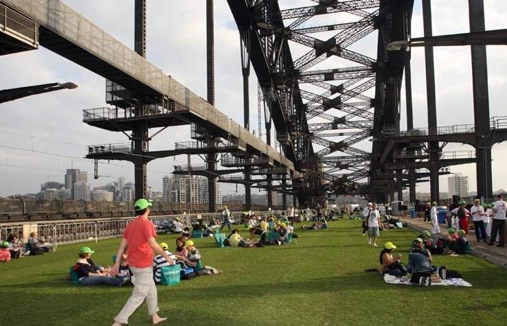 В Сиднее на мосту Харбор-бридж собрались шесть тысяч австралийцев для того чтобы позавтракать.