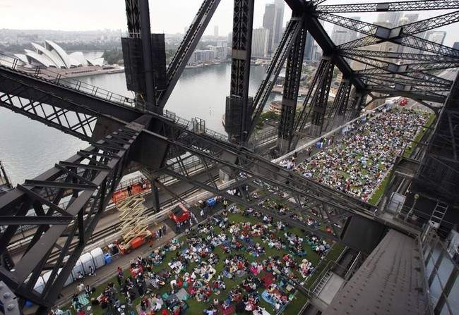 В Сиднее на мосту Харбор-бридж собрались шесть тысяч австралийцев для того чтобы позавтракать.
