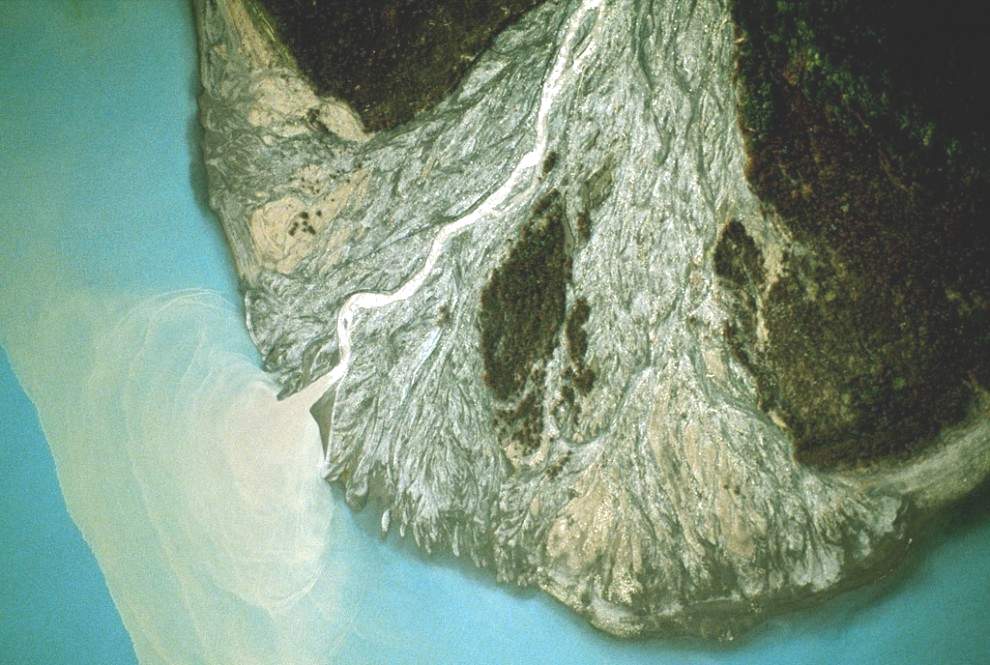 Конус из осыпавшихся пород у основания склона в Национальном парке Врангель-Сент Элиас на Аляске. (Frans Lanting)