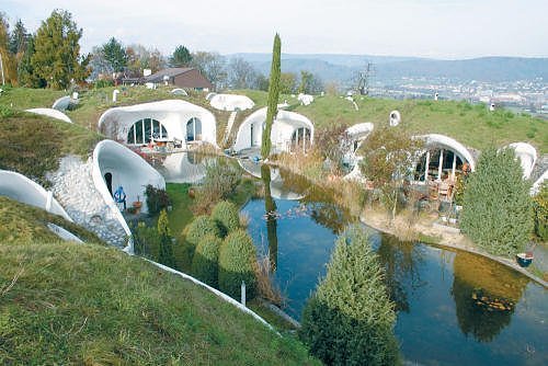 Необычный «зеленый» дизайн крыш домов однозначно привлекает внимание прохожих. 