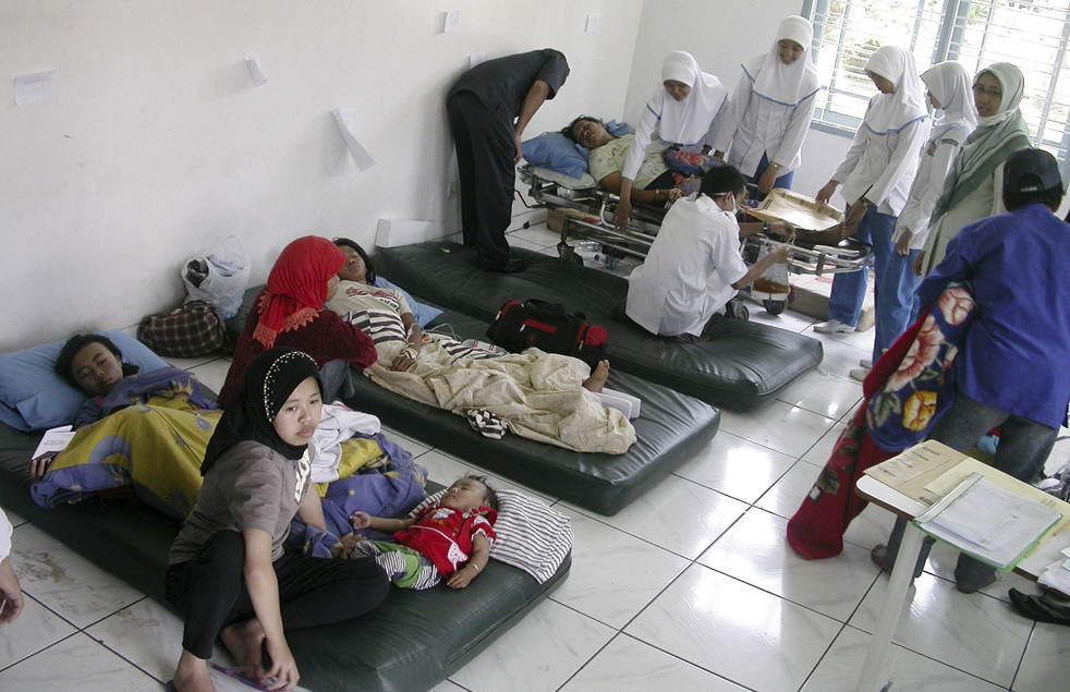 Жертвы землетрясения в больнице города Бандунга, Западная Ява, Индонезия, в четверг, 3 сентября. (AP/Asep Buhun)
