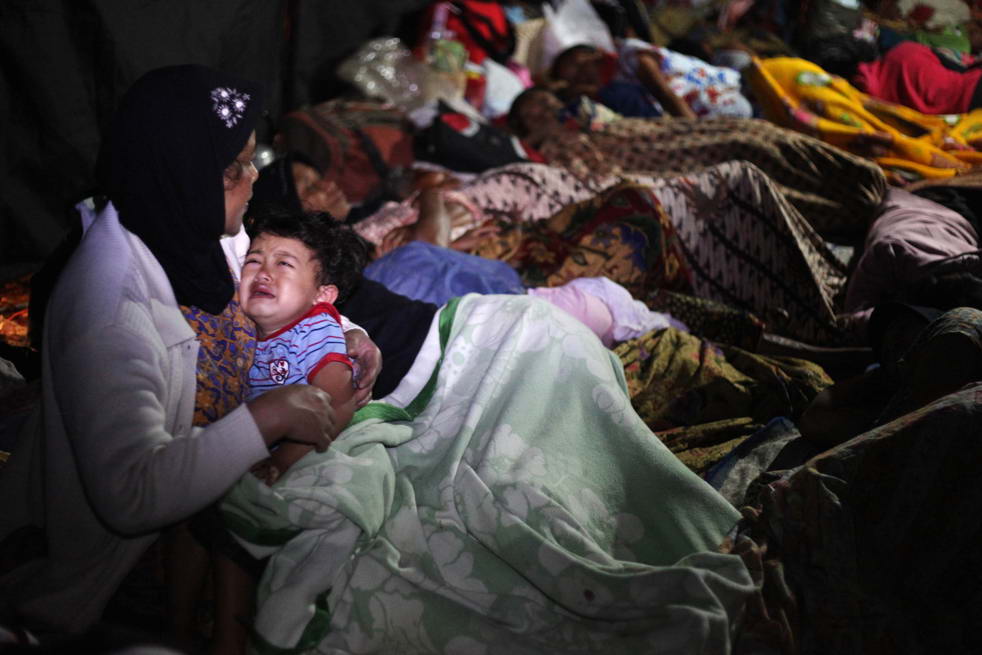 Ребенок плачет в лагере беженцев после землетрясения в 7 баллов 3 сентября в Западной Яве, Индонезия. (Getty Images/Ulet Ifansasti)