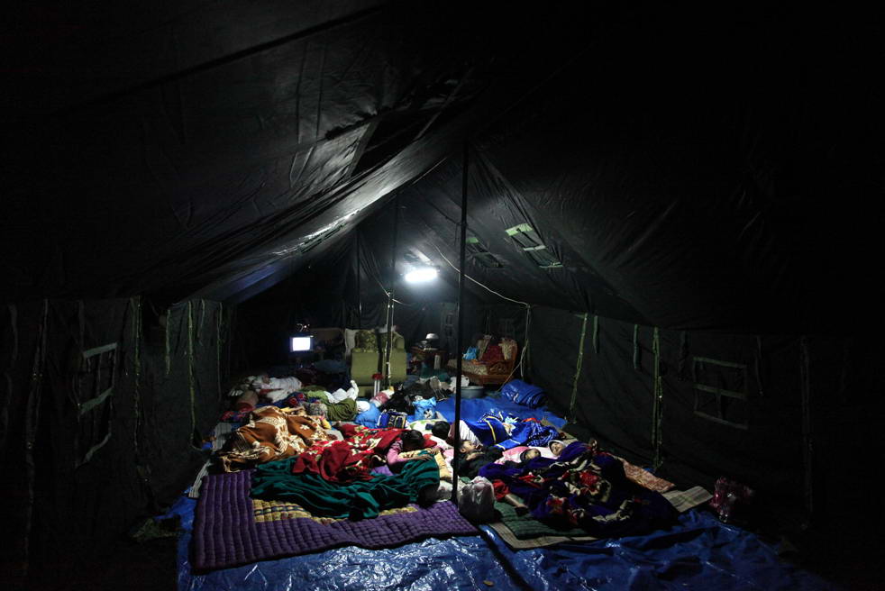Беженцы отдыхают в лагере после землетрясения в 7 баллов 3 сентября в Западной Яве, Tasikmalaya, Индонезия. (Getty Images/Ulet Ifansasti)