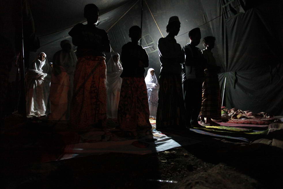 Беженцы молятся в лагере после землетрясения в 7 баллов 3 сентября в Западной Яве, Tasikmalaya, Индонезия. (Getty Images/Ulet Ifansasti)
