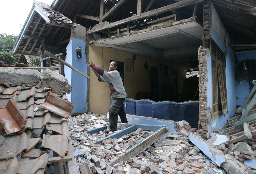 Мужчина разбирает руины своего дома, разрушенного землетрясением в Sindangbarang, Западная Ява, Индонезия, в четверг, 3 сентября. (AP/Irwin Fedriansyah)