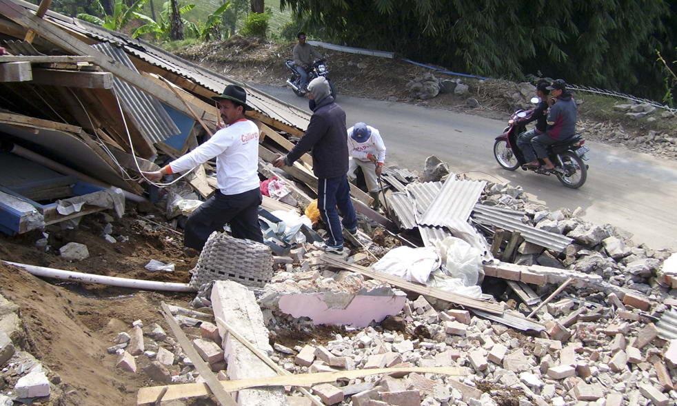 Жители разбирают развалины дома разрушенного в результате землетрясения в Pengalengan, Западная Ява, Индонезия, в четверг, 3 сентября. (AP/Kusumadireza)