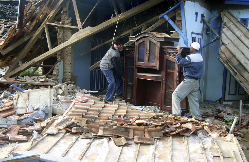 Местные жители достают вещи из разрушенного землетрясением дома в Sindangbarang, Западная Ява, Индонезия, в четверг, 3 сентября. (AP/Kusumadireza)