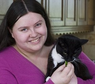 Интересная странность проявилась у кота, которого нашла на улице Тасбурга (Англия), хозяйка, Бекки Пейдж (Becky Page). 