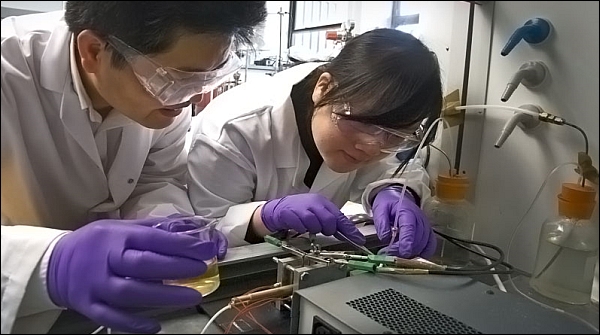 Выдающиеся шотландские учёные Шаньвэнь Тао (слева) и Жун Лань (фото Университета Хериот-Ватта).