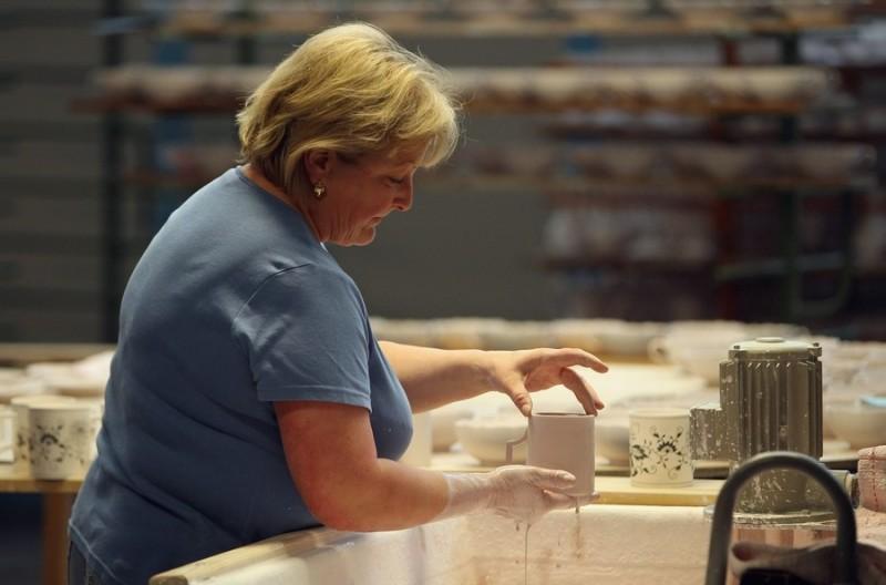 Ремесленница готовит кружки для глазирования на заводе в Мейсене.