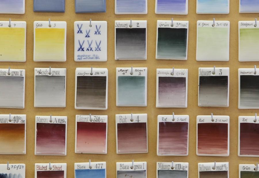 Образцы красок и логотип мейсенского завода по производству фарфоровых изделий на плитках на заводе.