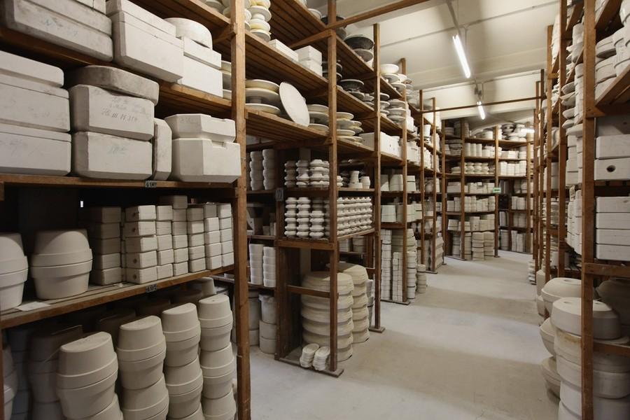 Тысячи слепков (некоторым из которых 300 лет) используются для отливки частей деталей орнаментов фарфоровой посуды и фигурок на заводе мейсенского фарфора в Германии.
