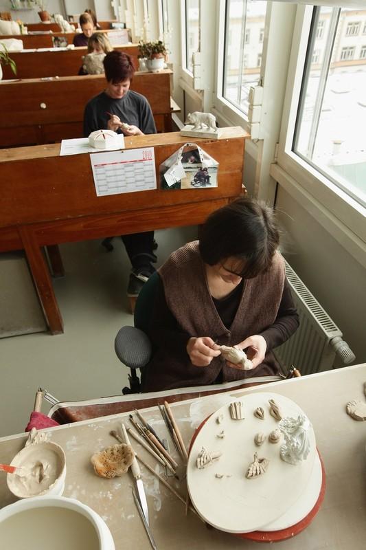 Художницы работают над фарфоровыми фигурками на заводе по производству дорогих фарфоровых изделий в Мейсене.