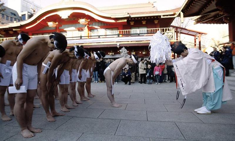 Для осуществления ритуала десятки верующих собрались в центре Токио. (REUTERS/Kim Kyung-Hoon)