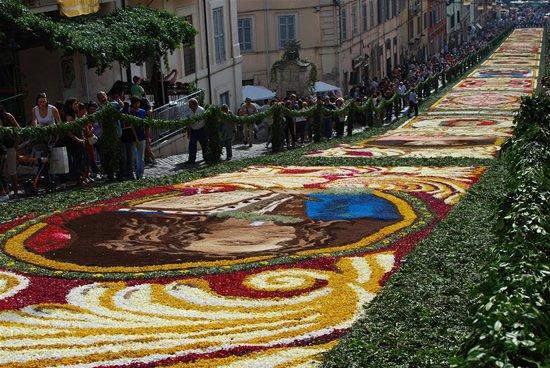 Infiorata - цветочный фестиваль в Италии