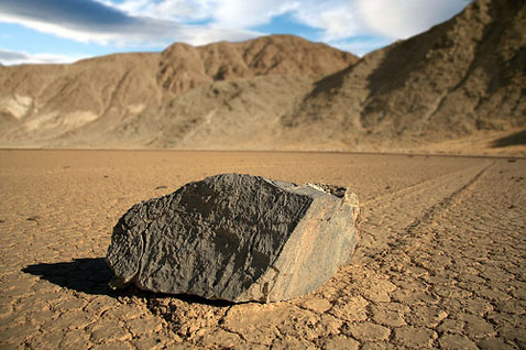 Источником камней служат доломитовый холм на юге Рейстрэк-Плайя и 
вулканическая порода с прилегающих склонов (фото с сайта pdphoto.org).
