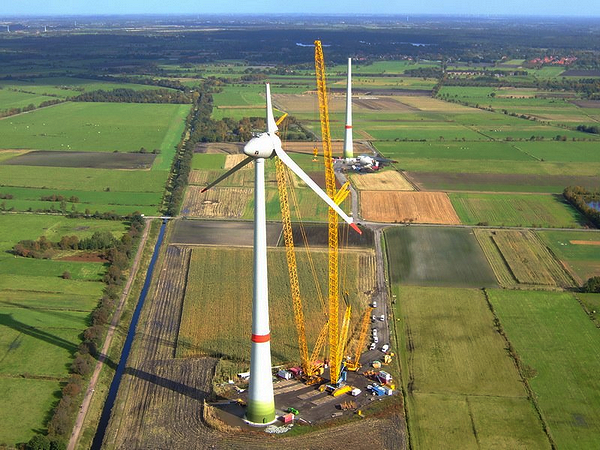 Крупнейшая на сегодня наземная ветроустановка Enercon E-126 — 198 м, 7 МВт. Морские варианты пока меньше сухопутных. (Фото Enercon.)
