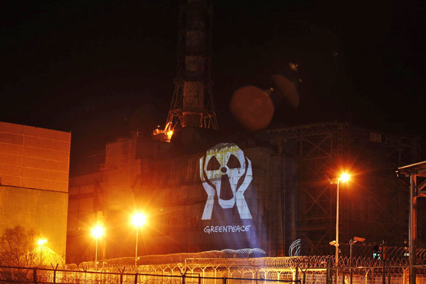 Рисунок Greenpeace на стене саркофага Чернобыльской АЭС. Фото: EPA / GREENPEACE