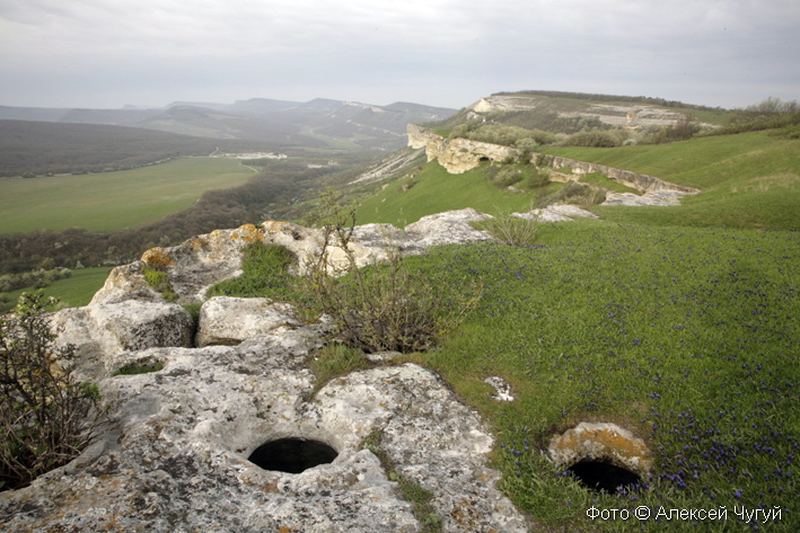 Остатки каменных пифосов для брожения вина на плато пещерного города Бакла, Бахчисарайский район, Юго-западный Крым