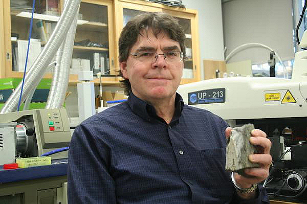 Ларри Хэман и изученный образец (фото University of Alberta).