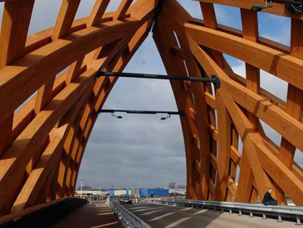 В Нидерландах построили деревянный мост-шоссе с необычным дизайном