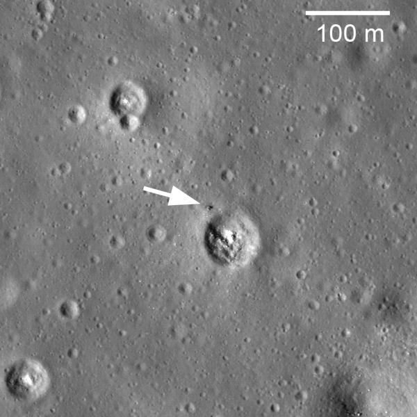 Основная часть АМС «Луна-24» осталась на Луне: её всё еще можно различить на снимках. (Фото НАСА.)
