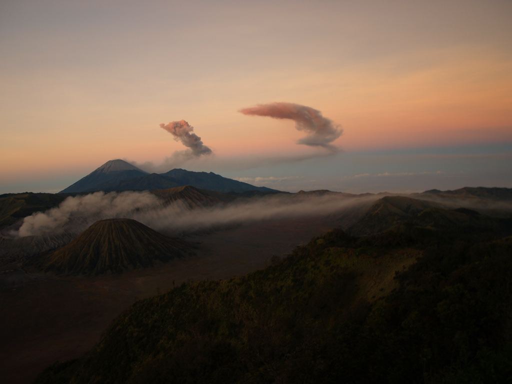Действующий вулкан Бромо в Индонезии