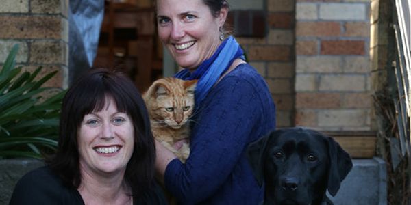 Ким Эдвардс с котом Рори и ее подруга с лабрадором-спасителем Мэйси (фото: nzherald.co.nz)