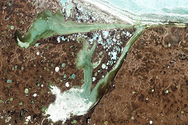 Омуляхская и Хромская губы у юго-западного берега Восточно-Сибирского моря. Снимок сделан 15 мая 2009 года американским спутником Landsat 5. Обратите внимание на термокарстовые озёра, образованные тающей вечной мерзлотой.