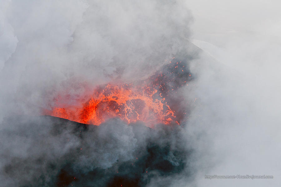 Пролетая над извержением вулкана Плоский Толбачик