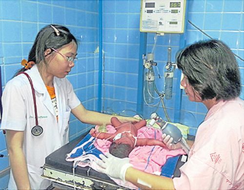 Врачи спасли новорожденную девочку (фото: bangkokpost.com)
