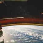 Космонавты запечатлели золотое сияние атмосферы Земли