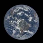 Планета земля, снятая с расстояния 1,5 миллиона километров
