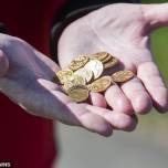 В великобритании щенок нашел клад со старинными монетами