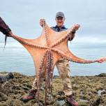 Отец и дочь во время рыбалки нашли осьминога длиной два метра