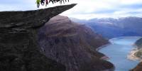 Горный выступ 'язык тролля' (trolltunga) в норвегии
