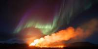 Астрофотограф запечатлел полярное сияние над извергающимся вулканом