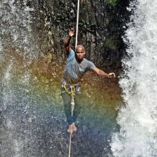 Канатоходец прошел сквозь радугу над бразильским водопадом