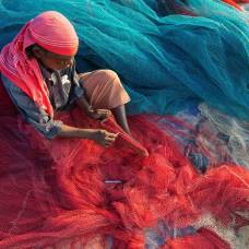 Индийские рыбаки превращают океанский пластик в дороги